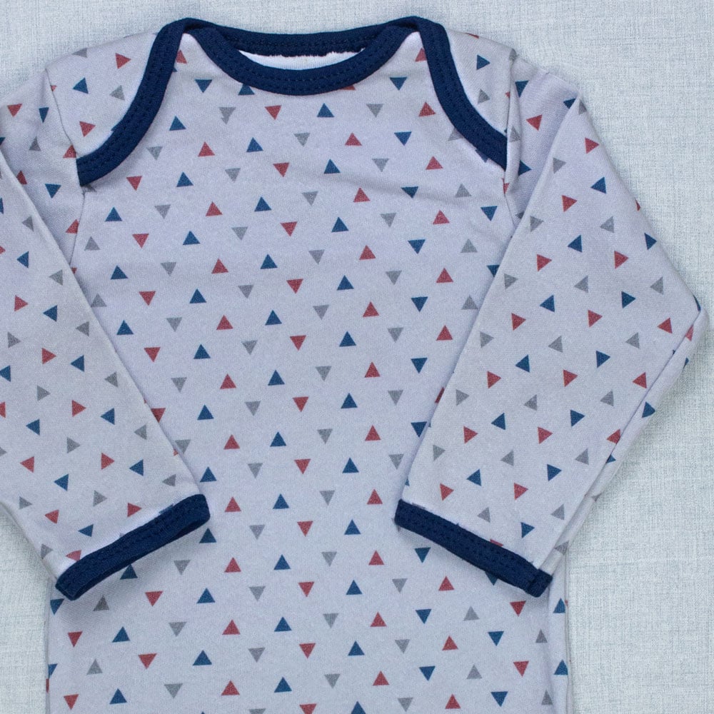 Body Bebê Cinza Manga Longa - Estampa Triângulos Moderno