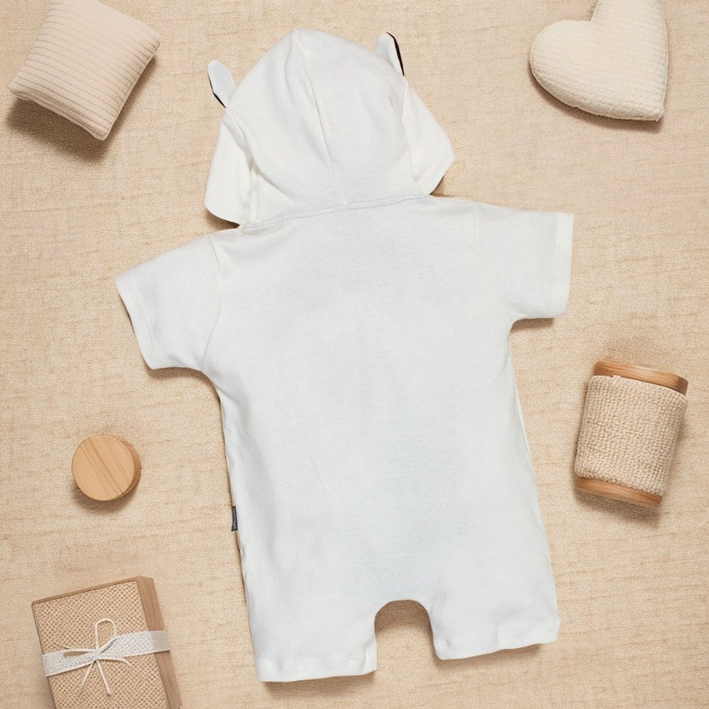 Macacão Infantil Curto Com Capuz Bordado Vaquinha Creme